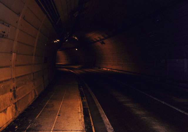 トンネルと通勤電車